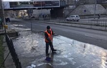 Фото 37: Комунальні служби дезінфікують місто: миють вулиці, тротуари, зупинки транспорту, сходові клітки будинків