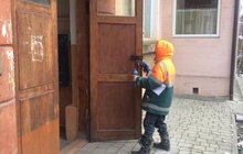 Фото 77: Комунальні служби дезінфікують місто: миють вулиці, тротуари, зупинки транспорту, сходові клітки будинків