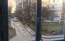 Фото 4: На вул. Науковій замінюють вікна на сходових клітках у житлових будинках, які були пошкоджені внаслідок обстрілу 15 лютого