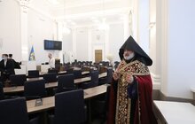 Фото 8: Впродовж дня охочі можуть набрати свяченої води з резервуару на площі Ринок