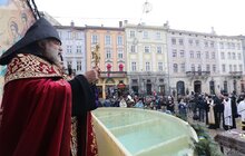 Фото 25: Впродовж дня охочі можуть набрати свяченої води з резервуару на площі Ринок