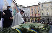Фото 28: Впродовж дня охочі можуть набрати свяченої води з резервуару на площі Ринок