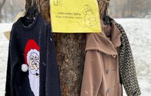 Фото 1: У парку біля Порохової вежі потребуючі можуть взяти собі теплий одяг
