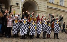 Фото 5: Львівські школярі продемонстрували шаховий флеш-моб «Шахова корона»