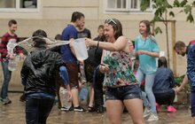 Фото 5: У Львові на пл Ринок триває «Поливаний понеділок»