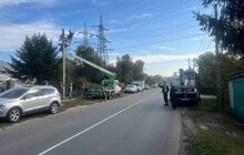 Фото 3: Пошкоджені вікна закрили плівкою, дахи — накрили: у Малехові ліквідовують наслідки вчорашнього обстрілу