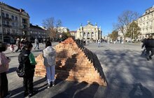 Фото 3: На площі перед Оперним театром з’явився мистецький об'єкт «Говерла»