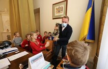 Фото 2: До львівської Ратуші завітали школярі зі «Школи вільних і небайдужих»
