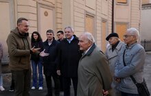 Фото 2: Замість поваленої буревієм тополі – 7 робіній: на площі Катедральній висадили нові дерева