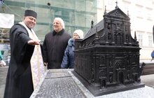Фото 8: Для незрячих людей стала доступною ще одна пам’ятка: тепер побачити на дотик можна Гарнізонний храм св.апп. Петра й Павла