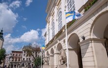 Фото 2: Біля львівської Ратуші на флагштоку вивісили прапор військово-морських сил