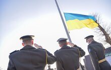 Фото 2: На Меморіалі Героїв Небесної сотні підняли синьо-жовтий стяг та привітали волонтерів з їхнім днем