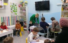 Фото 3: Літні панянки разом з дітьми малювали піском казкових героїв