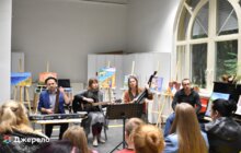 Фото 2: Не лише малює, а й допомагає армії: вихованиця «Джерела» представила виставку живопису