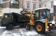 Фото 1: Комунальна техніка і двірники працюють на вулицях міста