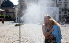 Фото 2: На площі Ринок у Львові встановили розпилювачі води