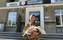Фото 3: Десять років мріяли про дитину: в лікарні святої Анни у захисника народилась донечка