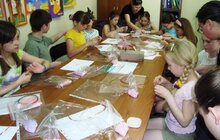 Фото 6: Діти з багатодітних родин власноруч виготовляли подарунки своїм матерям