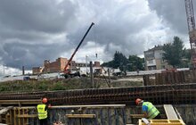Фото 3: Будівництво шляхопроводу на Рясне: активні роботи тривають з обох сторін споруди