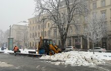 Фото 1: Комунальні служби Львова вивозять накопичений сніг із вулиць міста