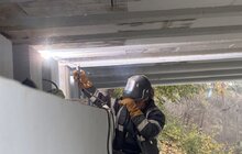 Фото 3: Будівництво шляхопроводу на Рясне: між мостовими балками вже встановлюють плити
