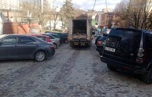 Фото 3: Власників авто просять не паркуватись біля сміттєвих контейнерів та не перешкоджати вивезенню ТПВ