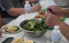 Фото 4: Зіркова американська шеф-кухарка готувала для пацієнтів центру UNBROKEN