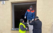 Фото 3: Через ворожий обстріл у Львові вибито понад 100 вікон: більшість з них вже закриті плівкою або фанерою
