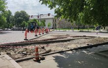 Фото 6: На вул. Винниченка стелять нижній шар асфальту і перемощують бруківку на примиканні до нового покриття