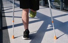 Фото 3: Боєць, який підірвався на двох мінах і втратив ногу, готується до протезування у центрі НЕЗЛАМНІ