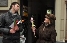 Фото 4: Сьогодні в центрі міста жінкам дарували квіти та вітальні листівки