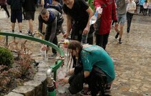 Фото 25: У Львові на пл Ринок триває «Поливаний понеділок»