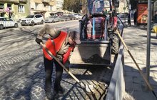 Фото 3: Вулиці Львова прибирають після зими: вже вивезли понад 110 машин бруду та піску