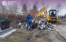 Фото 1: На кладовищі у Дублянах міські служби ліквідували стихійне сміттєзвалище