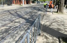 Фото 3: Цьогоріч пішохідне огородження у Львові фарбують у сірий колір: у всіх районах міста триває весняне прибирання
