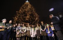 Фото 7: У Львові засвітили центральну міську ялинку, а також передали громаді міста Вифлеємський вогонь миру