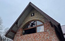 Фото 2: Ворожий дрон пошкодив приватний будинок та автомобіль у селі Підбірці