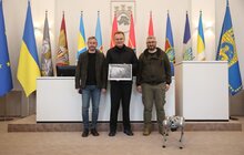 Фото 4: Сергій Жадан, Вахтанг Кіпіані, парамедикиня Тайра та їх робособака зустрілися з молоддю Львова