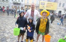 Фото 9: У Львові на пл. Ринок триває «Обливаний понеділок»