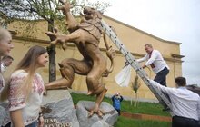 Фото 2: Найбільшого львівського лева вже одягнули у вишиванку