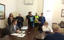 Фото 7: Активісти зірвали засідання виконавчого комітету ЛМР
