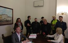 Фото 14: Активісти зірвали засідання виконавчого комітету ЛМР