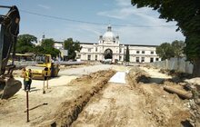 Фото 5: На пл. Двірцевій встановлюють гранітні бордюри пішохідної частини та розпочинають облаштовувати фундамент для нового фонтану