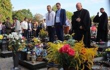 Фото 3: День Незалежності розпочався з молитви на Личаківському кладовищі