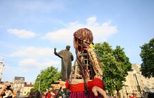 Фото 8: Андрій Садовий подарував ляльці-символу дітей-біженців прапор України