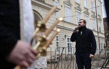 Фото 2: У Львові на площі Ринок освятили воду: упродовж дня охочі можуть прийти і набрати її з резервуара