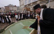 Фото 7: У Львові на площі Ринок освятили воду: упродовж дня охочі можуть прийти і набрати її з резервуара