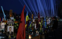Фото 1: У Львові в пам’ять про українських Героїв у небо запустили символічні світлові промені