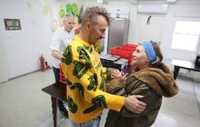 Фото 3: Відомий шеф-кухар Євген Клопотенко вже два місяці привозить їжу для переселенців у модульні містечка Львова (відео)