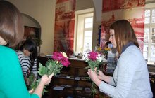 Фото 1: Сьогодні відвідувачам туристично-інформаційних центрів Львова дарували квіти